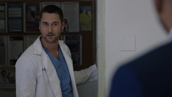 New.Amsterdam.2018.S01E01.Pilot.REPACK.1080p.AMZN.WEB DL.DDP5.1.H.264 NTb.sk en.mkv snapshot 14.40.8